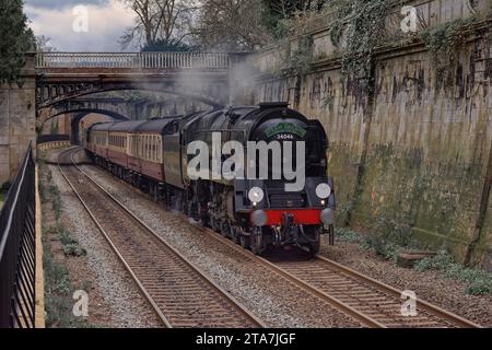 34046 'Braunton' - Bath Christmas Market, 1Z46 London Victoria - Bath Spa @ Sydney Gardens am 28. November 2023. Stockfoto