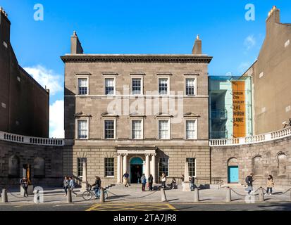 Neoklassizistische Fassade der Dublin City Gallery The Hugh Lane im Charlemont House, das Mitte des 18. Jahrhunderts von William Chambers, Dublin, Irland, erbaut wurde Stockfoto