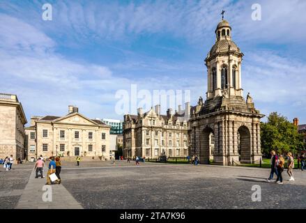 Parliament Square und Campanile auf dem Campus des Trinity College im Stadtzentrum von Dublin, Irland, mit Touristen an einem sonnigen Tag Stockfoto