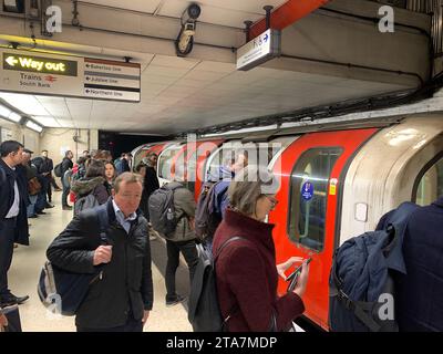 London, Großbritannien. November 2023. Pendler und Passagiere warten auf die U-Bahn-Station Waterloo in London zur U-Bahn-Station Bank. Der Waterloo & City-Zug musste zum Bahnhof zurückkehren, was zu Verspätungen führte. Kredit: Maureen McLean/Alamy Stockfoto