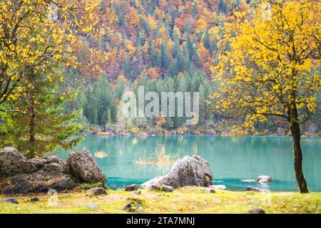 Wunderschöne Fusine Seen in Herbstfarben Stockfoto