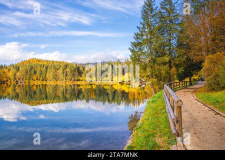 Beautiful Fusine lakes in autumn colors Stockfoto