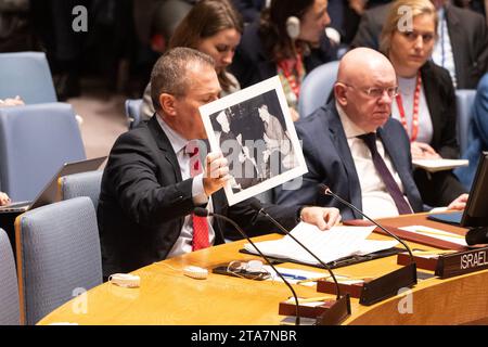Botschafter Gilad Erdan von Israel zeigt ein Foto von Großmufti von Jerusalem, Haj Amin al-Husseini traf sich 1941 mit Adolf Hitler, während er während des SC-Treffens über die Situation im Nahen Osten sprach, einschließlich der Palästinenserfrage am 29. November 2023 im UN-Hauptquartier in New York Stockfoto
