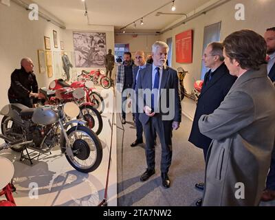 Mailand, Italien. November 2023. Der tschechische Präsident Petr Pavel (Mitte) besuchte am 29. November 2023 die Fabrik und das Museum Moto Guzzi in der italienischen Region Lombardei. Quelle: Marek Opatrny/CTK Photo/Alamy Live News Stockfoto