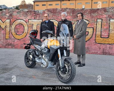 Mailand, Italien. November 2023. Der tschechische Präsident Petr Pavel (Mitte) besuchte am 29. November 2023 die Fabrik und das Museum Moto Guzzi in der italienischen Region Lombardei. Quelle: Marek Opatrny/CTK Photo/Alamy Live News Stockfoto