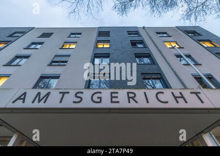 29. November 2023, Nordrhein-Westfalen, Leverkusen: Blick auf das Amtsgericht. Das Landgericht Leverkusen hat einen Haftbefehl für einen 15-Jährigen aus dem Rheinisch-Bergisch-Landkreis in Nordrhein-Westfalen wegen der Planung und Vorbereitung eines Terroranschlags erlassen. Dies wurde von der Staatsanwaltschaft Düsseldorf angekündigt. Foto: Christoph Reichwein/dpa Stockfoto
