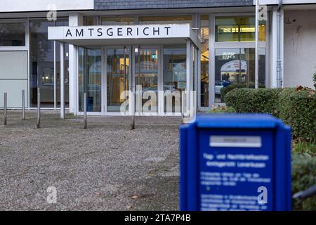 29. November 2023, Nordrhein-Westfalen, Leverkusen: Blick auf das Amtsgericht. Das Landgericht Leverkusen hat einen Haftbefehl für einen 15-Jährigen aus dem Rheinisch-Bergisch-Landkreis in Nordrhein-Westfalen wegen der Planung und Vorbereitung eines Terroranschlags erlassen. Dies wurde von der Staatsanwaltschaft Düsseldorf angekündigt. Foto: Christoph Reichwein/dpa Stockfoto