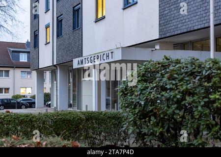 29. November 2023, Nordrhein-Westfalen, Leverkusen: Blick auf das Amtsgericht. Das Landgericht Leverkusen hat einen Haftbefehl für einen 15-Jährigen aus dem Rheinisch-Bergisch-Landkreis in Nordrhein-Westfalen wegen der Planung und Vorbereitung eines Terroranschlags erlassen. Dies wurde von der Staatsanwaltschaft Düsseldorf angekündigt. Foto: Christoph Reichwein/dpa Stockfoto