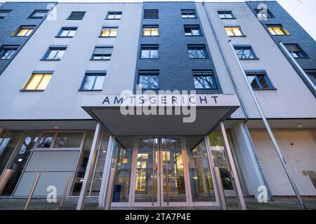 29. November 2023, Nordrhein-Westfalen, Leverkusen: Blick auf das Amtsgericht. Das Landgericht Leverkusen hat einen Haftbefehl für einen 15-Jährigen aus dem Rheinisch-Bergisch-Landkreis in Nordrhein-Westfalen wegen der Planung und Vorbereitung eines Terroranschlags erlassen. Dies wurde von der Staatsanwaltschaft Düsseldorf angekündigt. Foto: Christoph Reichwein/dpa Stockfoto