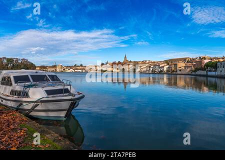 Blick auf Castelnaudary mit dem Canal du Midi mit seinen Booten, vom Kai des Canelot, in Castelnaudary, in Aude, in Occitanie, Frankreich Stockfoto