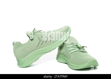 Grüner Mesh-Sneaker, Seitenansicht, Sommerschuhe, auf weißem Hintergrund, isoliert Stockfoto