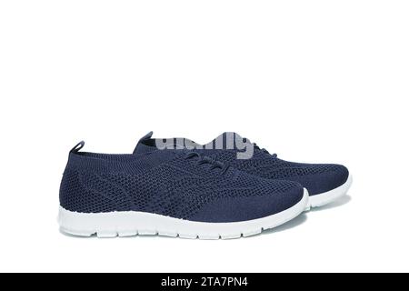 Blauer Mesh-Sneaker, Seitenansicht, Sommerschuhe, auf weißem Hintergrund, isoliert Stockfoto