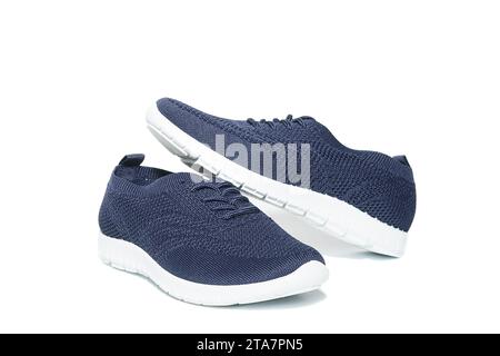 Blauer Mesh-Sneaker, Seitenansicht, Sommerschuhe, auf weißem Hintergrund, isoliert Stockfoto