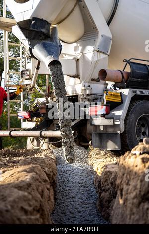 Betonmischer Truck, der Beton für eine Stiftung gießt Stockfoto