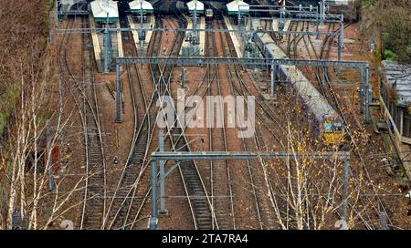 Edinburgh ein ScotRail Zug, der Waverley Station verlässt Stockfoto