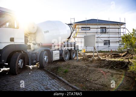 Betonmischer auf einer Wohnbaustelle in Deutschland Stockfoto