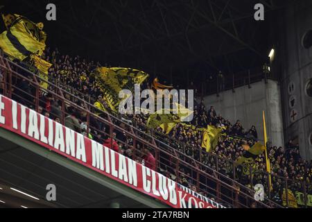 Mailand, Italien. November 2023. Die Fans von Borussia Dortmund schwingen riesige Fahnen, während sie ihr Team beim UEFA Champions League-Spiel in Giuseppe Meazza, Mailand, anfeuern. Der Bildnachweis sollte lauten: Jonathan Moscrop/Sportimage Credit: Sportimage Ltd/Alamy Live News Stockfoto