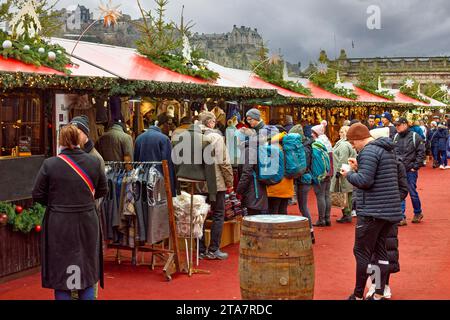 Edinburgh Scotland Christmas Fair oder Market Princes Street viele Menschen eine Reihe von Ständen und das Schloss auf dem Hügel Stockfoto