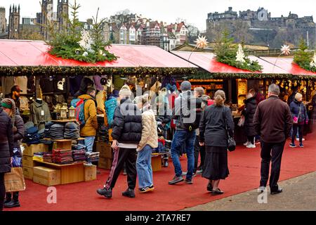 Edinburgh Scotland Christmas Fair oder Market Princes Street People eine Reihe von Ständen und die Skyline von Edinburgh mit dem Schloss Stockfoto