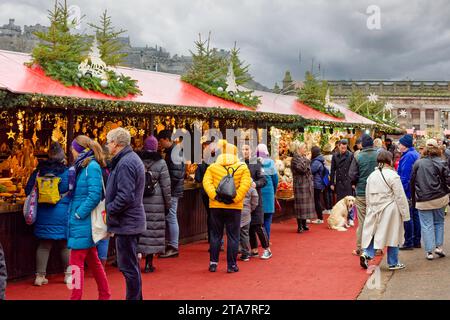 Edinburgh Scotland Christmas Fair oder Market Princes Street People eine Reihe von Ständen und das Schloss auf dem Hügel Stockfoto