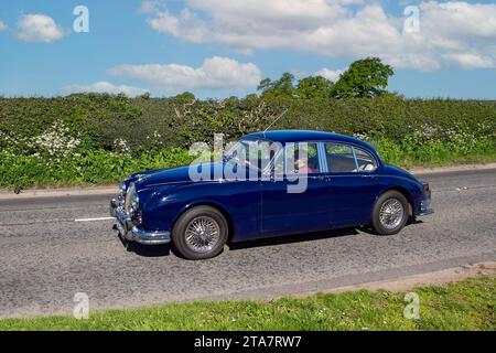 1966 60er Jahre Blauer Jaguar 2.4/240 2483 ccm Benzinmotor, Viertürer, mittelgroße Luxuslimousine; Vintage, restaurierte klassische Motoren, Automobilsammler, Motorenfreunde, historische Veteranenautos, die in Cheshire, Großbritannien reisen Stockfoto