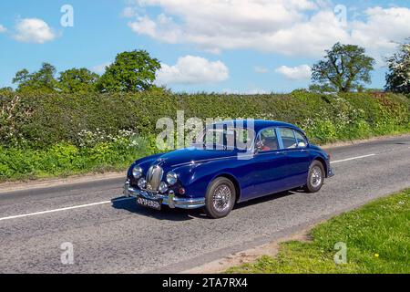 1966 60er Jahre Blauer Jaguar 2.4/240 2483 ccm Benzinmotor, Viertürer, mittelgroße Luxuslimousine; Vintage, restaurierte klassische Motoren, Automobilsammler, Motorenfreunde, historische Veteranenautos, die in Cheshire, Großbritannien reisen Stockfoto