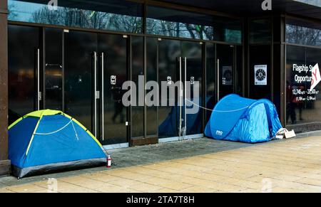 Edinburgh Scotland Princes Street verlassene Ladentür mit Menschen, die in zwei blauen Zelten leben Stockfoto