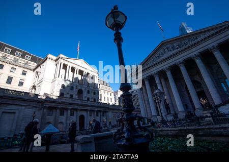 London, Großbritannien. November 2023. Ein Morgenschatten wird über die Bank of England in der Threadneedle Street in London geworfen. Andrew Bailey, der Gouverneur der Bank of England, hat Bedenken über das Wirtschaftswachstum geäußert und erneut gewarnt, dass die Zinssätze in "absehbarer Zukunft" nicht gesenkt werden. Kredit: Maureen McLean/Alamy Stockfoto