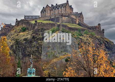 Edinburgh Schottland die Burg Felsen und Brunnen im frühen Winter Stockfoto