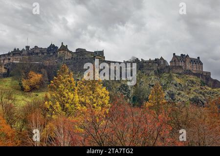 Edinburgh Schottland die Burg und rote und gelbe Blätter auf den Bäumen im frühen Winter Stockfoto