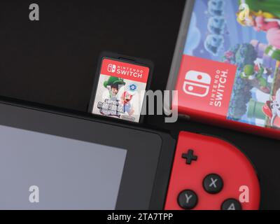 Tambow, Russische Föderation - 28. November 2023 Eine Nintendo Switch Videospielkonsole mit Super Mario Bros Wunderspiel-Karte eingelegt. Stockfoto