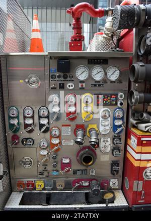 New York, USA - 10. Juni 2018: Feuerlöschtabelle für Pumpen und Wasserdruck des Feuerwehrwagens FDNY Ten House. Details zur Ausrüstung des Feuerwehrwagens, Armaturen und Konnektor Stockfoto
