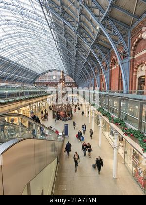 Pasengers in der Einkaufshalle am internationalen Bahnhof St. Pancras, London, England. Stockfoto