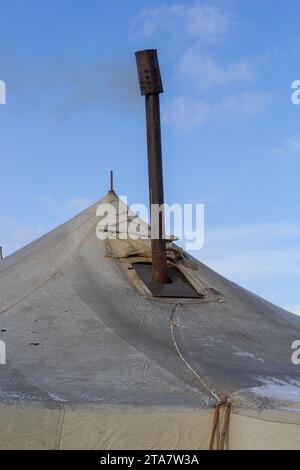 Seile zur Befestigung mobiler Armeezelte. Befestigungselemente vorgefertigter Planenzelte. Stockfoto