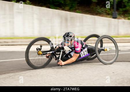 Die Paracyclistin Oksana Masters gewinnt bei den US Paracycling National Championships in Knoxville, Tennessee, das Rennen in der H5-Kategorie der Frauen. Stockfoto