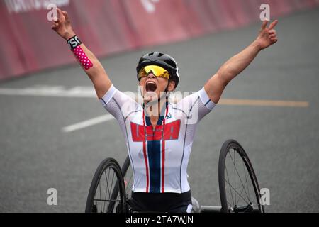 Die Paracyclistin Oksana Masters of the USA feiert den Sieg beim Straßenrennen der H5-Kategorie der Frauen bei den Tokio Paralympics 2020. Ihre zweite Goldmedaille. Stockfoto