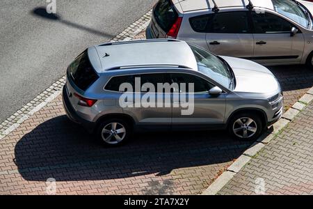 OSTRAVA, TSCHECHISCHE REPUBLIK - 24. AUGUST 2023: Skoda Karoq SUV mit silberfarbener Farbe bei Sonnenschein Stockfoto