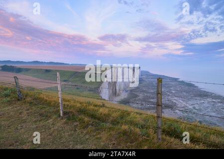 Küste und hohe Klippen nahe Ault bei Sonnenaufgang im Sommer, farbenfroher Himmel, Nordfrankreich Stockfoto