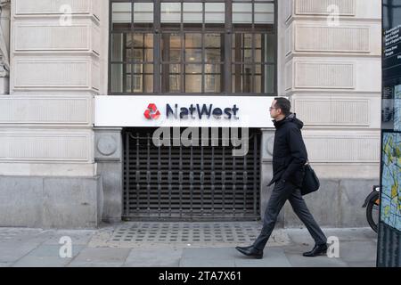 London, Großbritannien. November 2023. Eine Bankfiliale in NatWest in der Threadneedle Street in London. Der High-Street-Bankkonzern NatWest warnt seine Kunden vor Weihnachten besonders wachsam, da es eine Jahreszeit ist, in der die Betrügereien zunehmen. NatWest hat ein Brettspiel namens „All Mod Cons“ ins Leben gerufen, um die Öffentlichkeit über Betrugstechniken aufzuklären. Das Spiel, das in NatWest Banks gespielt werden kann, wurde vom NatWest Fraud Team in Zusammenarbeit mit einem Team von Spielern entwickelt. Quelle: Maureen McLean/Alamy Live News Stockfoto