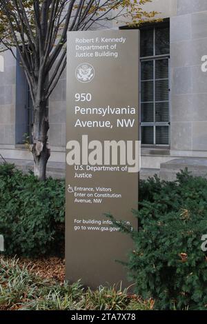 Außenansicht des Gebäudes des Justizministeriums von Robert F. Kennedy und Beschilderung an der Pennsylvania Avenue NW in Washington, D.C., USA, am 28. November 2023. Die Mission des Justizministeriums ist es, die Rechtsstaatlichkeit zu wahren, die Bürgerrechte zu schützen und die Sicherheit der Vereinigten Staaten von Amerika zu gewährleisten. (Foto: Carlos Kosienski/SIPA USA) Stockfoto