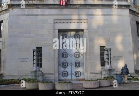 Außenansicht des Gebäudes des Justizministeriums von Robert F. Kennedy und Beschilderung an der Pennsylvania Avenue NW in Washington, D.C., USA, am 28. November 2023. Die Mission des Justizministeriums ist es, die Rechtsstaatlichkeit zu wahren, die Bürgerrechte zu schützen und die Sicherheit der Vereinigten Staaten von Amerika zu gewährleisten. (Foto: Carlos Kosienski/SIPA USA) Stockfoto