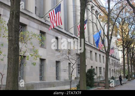 Außenansicht des Gebäudes des Justizministeriums von Robert F. Kennedy und Beschilderung an der Pennsylvania Avenue NW in Washington, D.C., USA, am 28. November 2023. Die Mission des Justizministeriums ist es, die Rechtsstaatlichkeit zu wahren, die Bürgerrechte zu schützen und die Sicherheit der Vereinigten Staaten von Amerika zu gewährleisten. (Foto: Carlos Kosienski/SIPA USA) Stockfoto