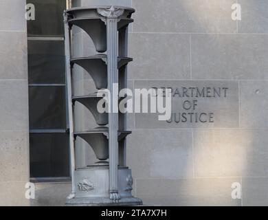 Außenansicht des Gebäudes des Justizministeriums von Robert F. Kennedy und Beschilderung an der Pennsylvania Avenue NW in Washington, D.C., USA, am 28. November 2023. Die Mission des Justizministeriums ist es, die Rechtsstaatlichkeit zu wahren, die Bürgerrechte zu schützen und die Sicherheit der Vereinigten Staaten von Amerika zu gewährleisten. (Foto: Carlos Kosienski/SIPA USA) Stockfoto