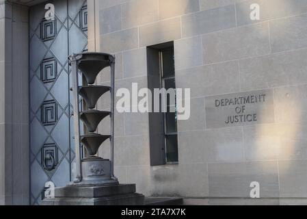 Außenansicht des Gebäudes des Justizministeriums von Robert F. Kennedy und Beschilderung an der Pennsylvania Avenue NW in Washington, D.C., USA, am 28. November 2023. Die Mission des Justizministeriums ist es, die Rechtsstaatlichkeit zu wahren, die Bürgerrechte zu schützen und die Sicherheit der Vereinigten Staaten von Amerika zu gewährleisten. (Foto: Carlos Kosienski/SIPA USA) Stockfoto