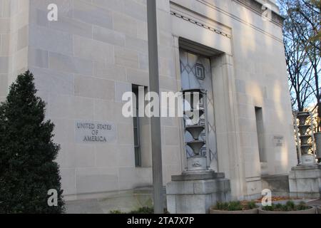 Außenansicht des Gebäudes des Justizministeriums von Robert F. Kennedy und Beschilderung an der Pennsylvania Avenue NW in Washington, D.C., USA, am 28. November 2023. Die Mission des Justizministeriums ist es, die Rechtsstaatlichkeit zu wahren, die Bürgerrechte zu schützen und die Sicherheit der Vereinigten Staaten von Amerika zu gewährleisten. (Foto: Carlos Kosienski/SIPA USA) Stockfoto