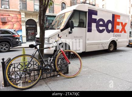 New York, USA - 7. Juni 2018: Die Autos von FedEx auf der Straße von New York. Stockfoto