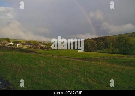 A Rainbow over the Fold, Lothersdale, Craven, North Yorkshire, England, UK Stockfoto