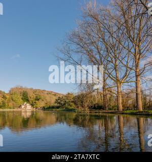 Swanbourne Lake mit Swanbourne Lodge Teestube - Arundel, West Sussex, Großbritannien. Stockfoto