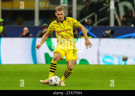 Mailand, Italien. November 2023. Julian Ryerson von Borussia Dortmund wurde am 28. November 2023 während der Gruppenphase der UEFA Champions League 2023/24 im San Siro Stadion in Mailand, Italien, beim Gruppenspiel der Gruppe F zwischen dem AC Mailand und Borussia Dortmund im San Siro Stadion in Mailand, Italien gesehen Stockfoto