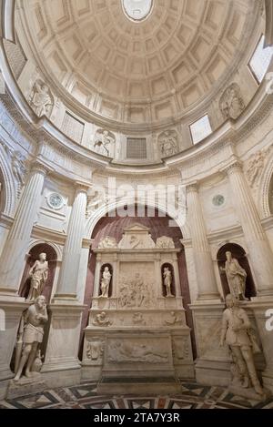 NEAPEL, ITALIEN - 23. APRIL 2023: Die kapelle Caracciolo di Vico in der Kirche Chiesa di San Giovanni a Carbonara von Giovanni Domenico D’Auria Stockfoto